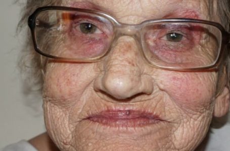 “Ora Sembra una Star!”: La Nipote Regala un Make-up Trendy alla Nonna di 80 Anni!