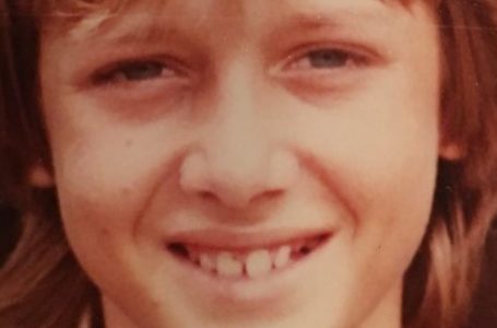 “Infanzia difficile, ma poi una carriera di successo e una famiglia felice”: il ragazzo cresciuto in una casa segnata dall’alcol è diventato una star della musica country!