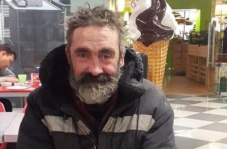 Una cameriera serve con gentilezza un senzatetto: la ragazza non immaginava minimamente la sorpresa che l’aspettava!