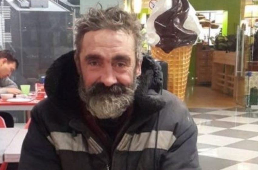 Una cameriera serve con gentilezza un senzatetto: la ragazza non immaginava minimamente la sorpresa che l’aspettava!