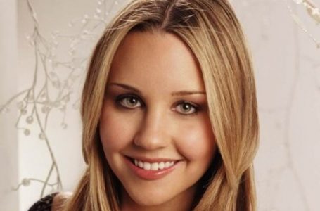 “Solo 10 anni fa era super popolare”: l’attrice famosa è cambiata così tanto che i fan non la riconoscono più nelle foto scattate dai paparazzi!