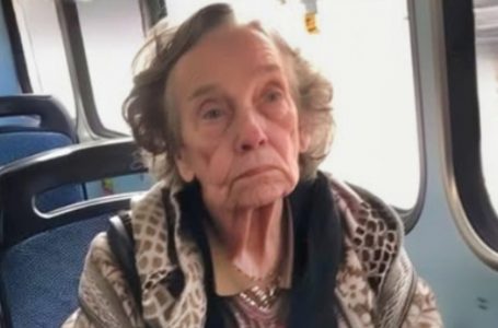 Adolescenti Deridono un’Anziana sull’Autobus: Ma un Senza Dimora Gli Insegna una Lezione Che Non Dimenticheranno Mai!