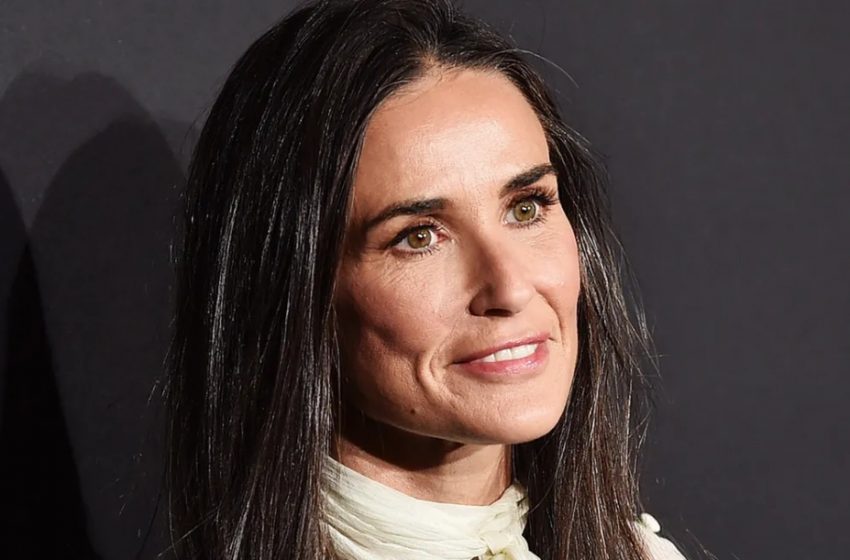 Demi Moore, 62 anni, beccata in vacanza con un micro bikini bianco: qual è il dettaglio che ha fatto impazzire il web?