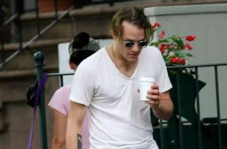 Chi È Questo Attore Iconico Insieme a Sua Figlia?: Uno Sguardo Toccante a Una Stella Spenta Troppo Presto
