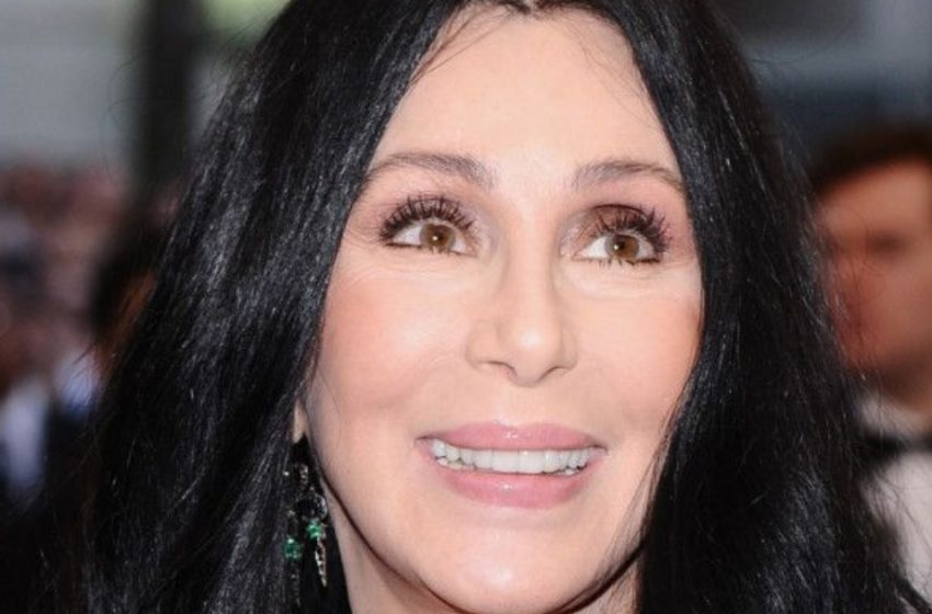 paparazzi hanno immortalato il momento: Cher, 78 anni, ha baciato sulle labbra il suo giovane fidanzato!