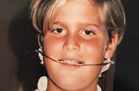 Ha Perso Suo Padre, Una Star, a 16 Anni e Ha Affrontato Dubbi sulla Sua Identità: Oggi Cresce Due Figli Che Gli Somigliano Tanto!