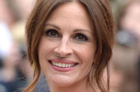 Non è più la bellezza di una volta? I paparazzi sorprendono Julia Roberts, 56 anni, in vacanza con un body rosa acceso