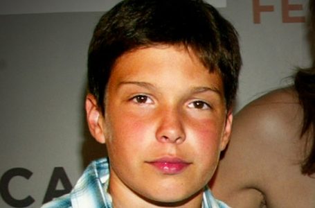 Il Figlio dell’Iconico Attore Rimasto Orfano a 13 Anni: Ora Rende Orgogliosi Entrambi i Suoi Genitori Scomparsi