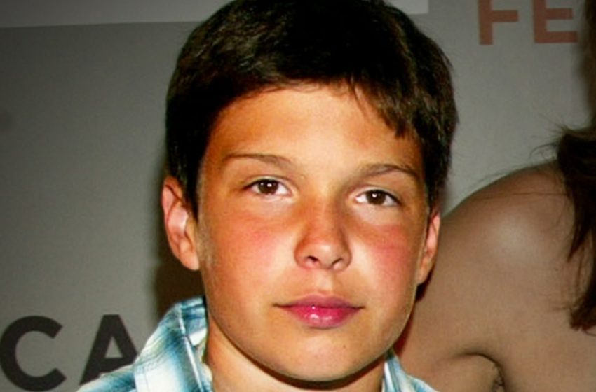  Il Figlio dell’Iconico Attore Rimasto Orfano a 13 Anni: Ora Rende Orgogliosi Entrambi i Suoi Genitori Scomparsi