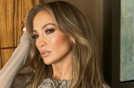J.Lo loistaa kirkkaampana kuin koskaan 55-vuotiaana – ja kriitikot eivät kestä hänen rohkeaa uutta tyyliään!  Mutta miltä hän oikein näyttää nyt?