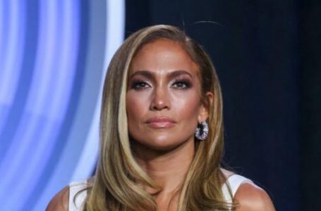 A 55 Anni Fa Ancora Girare la Testa! La Foto in Bikini di Jennifer Lopez Accende il Web tra Ammirazione e Critiche