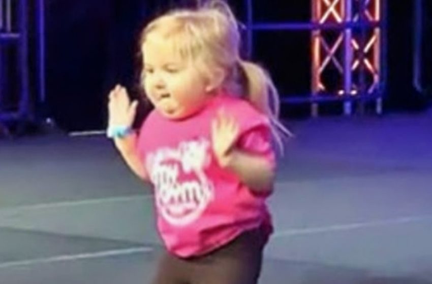  Una Bimba Sale sul Palco e Ruba la Scena: Tutti Sorridono Grazie a Lei!