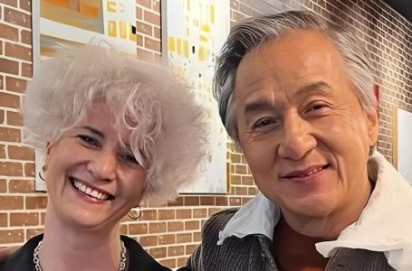 Jackie Chan ha 71 anni e i fan sono rimasti sorpresi dal suo aspetto recente! Guarda le foto che stanno facendo il giro del web!
