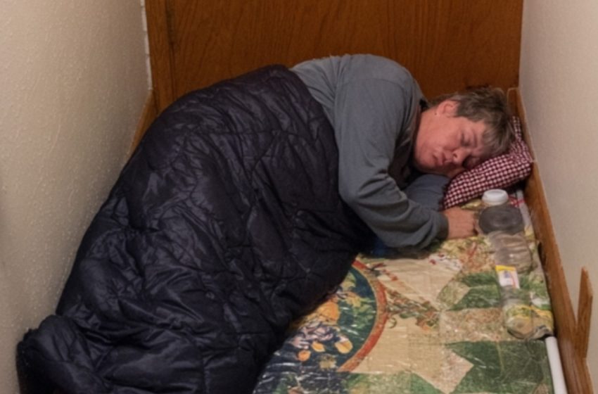  «L’ha fatta dormire per terra! Quello che è successo dopo ci ha lasciati senza parole!»