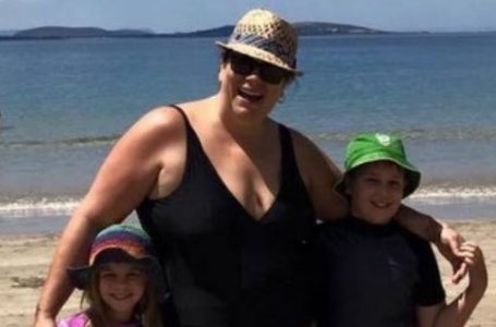 Mamma scatta una dolce foto con i suoi figli: poi nota qualcosa che la spinge a riprendere subito la macchina fotografica!