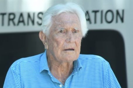 Una Star Iconica a 85 Anni Avvistata con un Deambulatore Dopo la Notizia della Demenza dell’Ex Moglie: Riuscite a Indovinare Chi È?