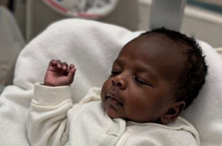 La neo-mamma sbianca quando un’infermiera le consegna il bambino sbagliato! Quello che è successo dopo vi lascerà a bocca aperta!