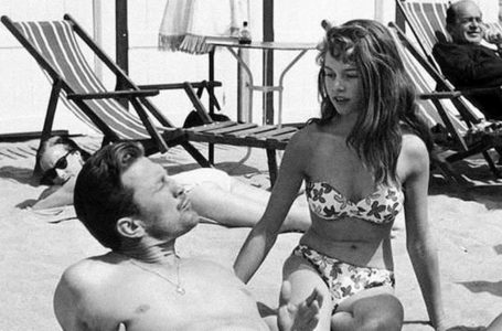 Rara foto in spiaggia di due leggende di Hollywood! Riesci a indovinare chi sono?