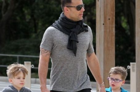 Rara foto paparazzi del papà superstar con i suoi gemelli! Riesci a riconoscerlo?