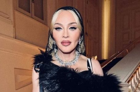 Non un fidanzato, ma un badante”—Madonna, 67 anni, con il giovane compagno e la sua ‘felicità’ presa in giro. Guarda le loro foto