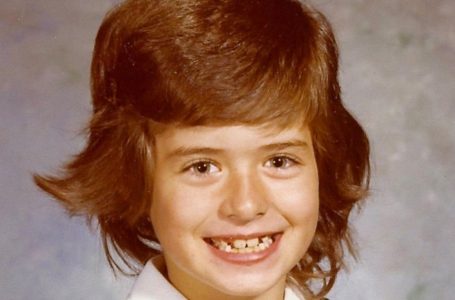 Amata Star della TV Compie 57 Anni: Riconosci Questa Foto della Sua Infanzia?