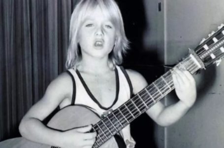 Riesci a indovinare a quale star del country appartiene questa foto d’infanzia?Nicole Kidman una volta gli ha persino salvato la vita!