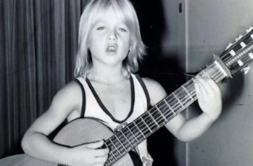 Riesci a indovinare a quale star del country appartiene questa foto d’infanzia?Nicole Kidman una volta gli ha persino salvato la vita!