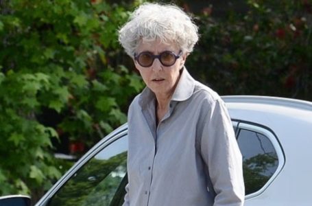 Amatissima Attrice di Sitcom Anni ’80, 76 Anni, Riappare Dopo Anni: I Fan Sbalorditi dal Cambiamento!