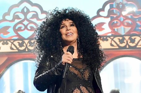 Cher, 79 anni, e il fidanzato di 39 anni fanno discutere!: I fan la sostengono, ma alcuni dicono che lui la stia sfruttando!