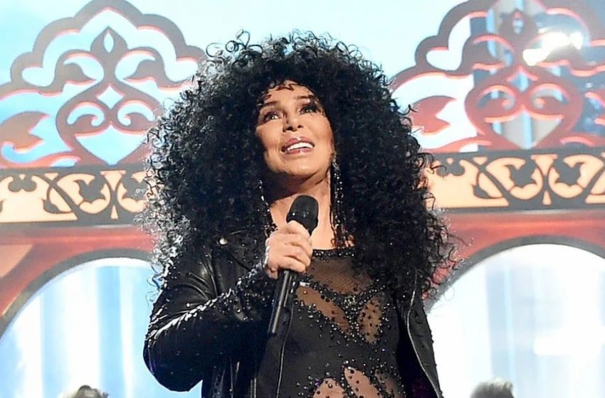  Cher, 79 anni, e il fidanzato di 39 anni fanno discutere!: I fan la sostengono, ma alcuni dicono che lui la stia sfruttando!