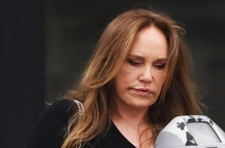 La celebre star degli anni ’80 ha perso il marito e ha cresciuto i suoi figli da sola: ora, a 70 anni, appare irriconoscibile, grassa e invecchiata!