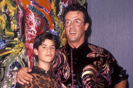 Il Figlio di Sylvester Stallone: Il Doloroso Rimprovero che Ha Inseguito l’Attore Dopo la Sua Tragica Perdita”