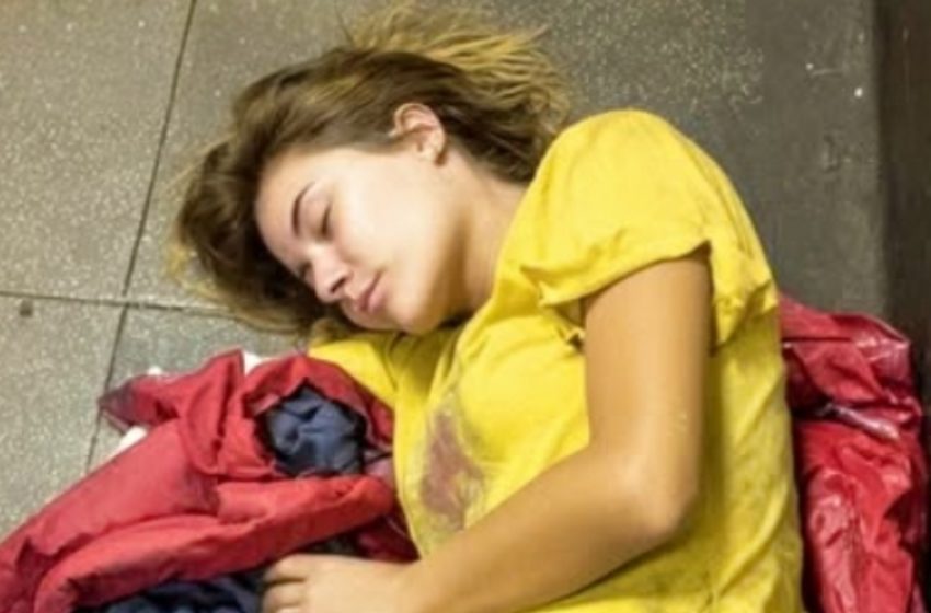  Cacciato dalla figlia, la ritrova incinta e sola sul pavimento della metro: cosa è successo davvero?