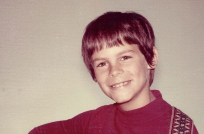  Riesci a indovinare a chi appartiene questa foto d’infanzia quasi irriconoscibile?