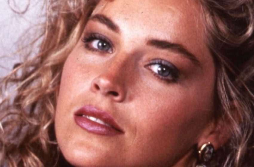 67 anni e ancora audace: le coraggiose foto in costume di Sharon Stone che hanno diviso i fan!