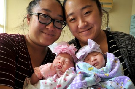 Incredibile Miracolo delle Gemelle: Due ‘Rainbow Babies’ Nati lo Stesso Giorno Dopo un Cuore Spezzato