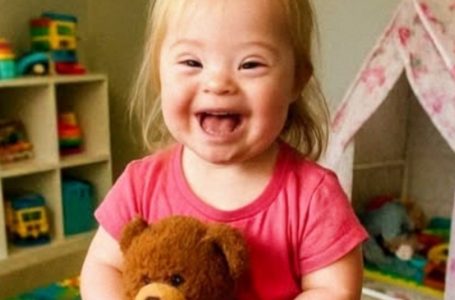 Una Scelta Che Scalda il Cuore: Donna Accoglie una Bambina con Sindrome di Down Dopo un Momento Che Le Ha Cambiato la Vita!