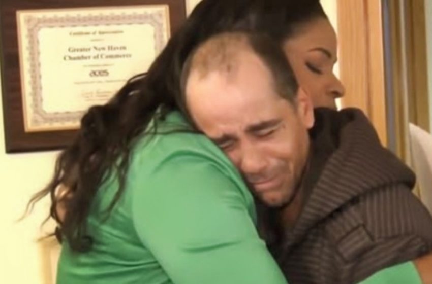  Senzatetto Restituisce un Assegno da 10.000 Dollari!: Il Proprietario Lo Premia con una Casa per la Sua Onestà!