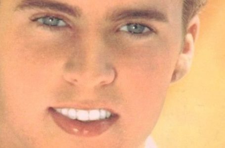 L’Idolo Adolescente dagli Occhi Azzurri Penetranti la cui Vita Finì in un Tragico Incidente Aereo: I Rumors Continuano a Ossessionare i Fan
