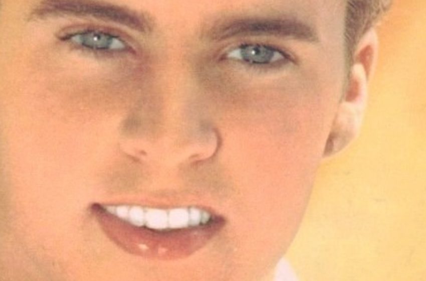 L’Idolo Adolescente dagli Occhi Azzurri Penetranti la cui Vita Finì in un Tragico Incidente Aereo: I Rumors Continuano a Ossessionare i Fan