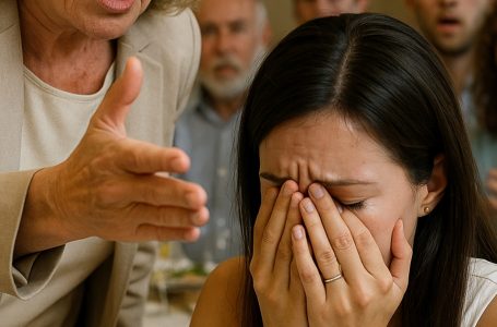 Mia suocera mi ha urlato contro davanti agli ospiti, poi ha alzato la mano per una tavola mal apparecchiata — ma poi ho fatto qualcosa di completamente inaspettato.