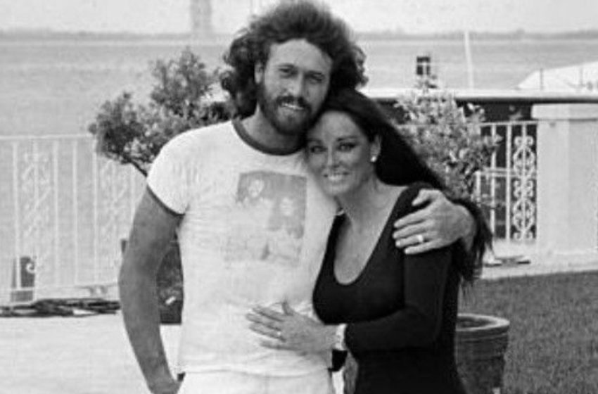 Leggenda della Musica e la Sua Moglie Iconica: Decenni di Fama, Amore e Stile – Scopri Come Sono Oggi!