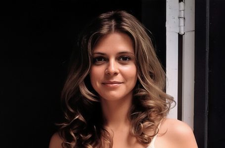 La stella versatile che ha interpretato una tennista, un’insegnante e un’agente segreta in un unico show! Chi è?