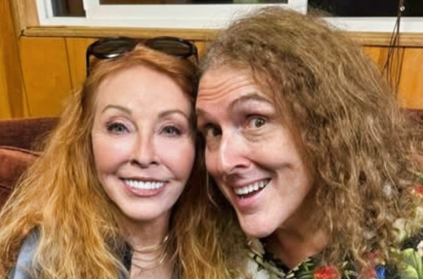  Una foto rara di due stelle amatissime! Riuscite a riconoscere queste icone leggendarie immortalate insieme?