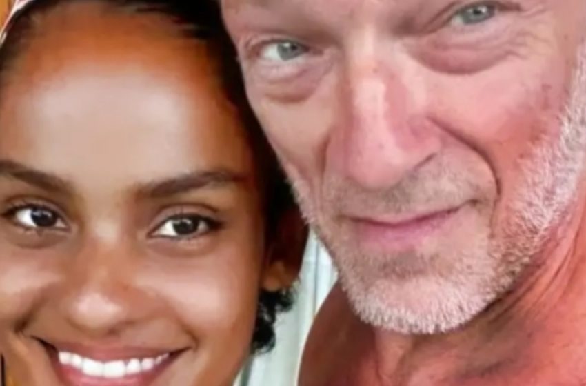  Mamma in un Bikini Minuscolo e Papà Capelli Grigi!: La Fidanzata di Cassel di 28 Anni Condivide Foto di Famiglia con le Figlie Acquisite e il Figlio!