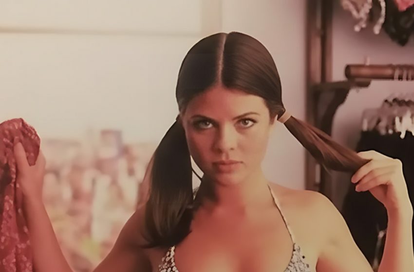  La riconosci? La star newyorkese che è passata dalle soap opera al successo in costume rosso negli anni ’90