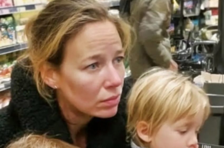  Gentilezza alla Cassa: La Storia Inaspettata Dietro un Semplice Gesto di Generosità