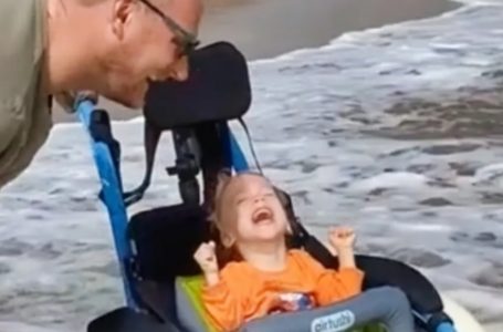 Bambino di 2 anni con paralisi cerebrale scopre la spiaggia per la prima volta!: Un momento commovente da vedere assolutamente!