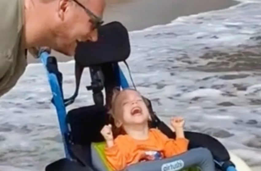  Bambino di 2 anni con paralisi cerebrale scopre la spiaggia per la prima volta!: Un momento commovente da vedere assolutamente!