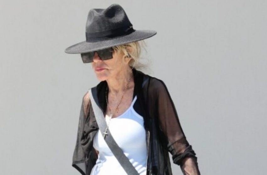  L’icona di Hollywood degli anni ’70 sconvolge i fan!: Passeggia con i suoi cani e nessuno la riconosce!